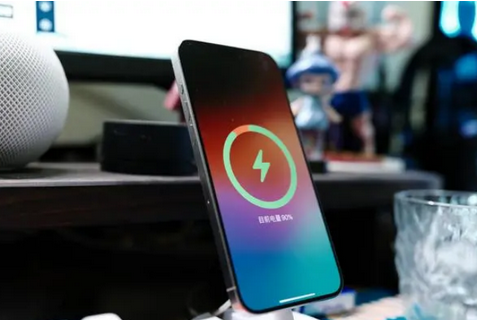 富县苹果15换屏服务分享用什么充电器给iPhone15充电更好 